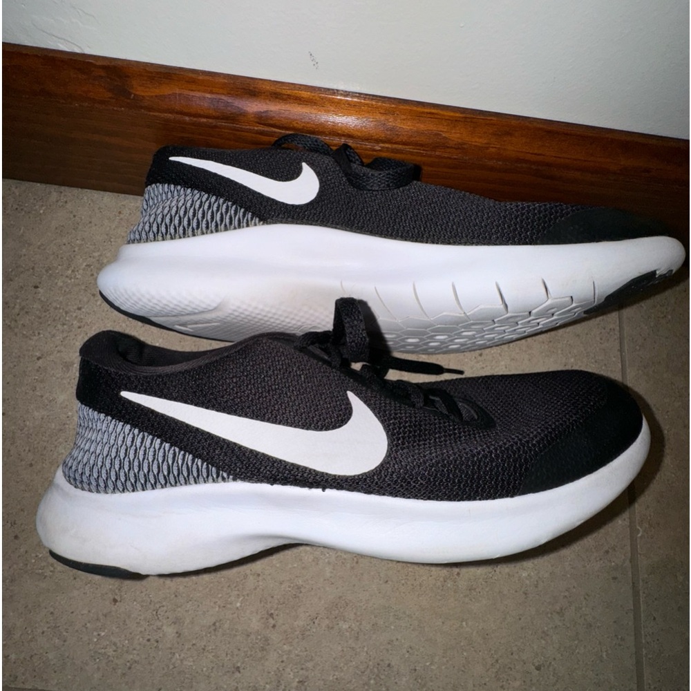 Women’s Nike, volleyball sneakers, sz 8.5